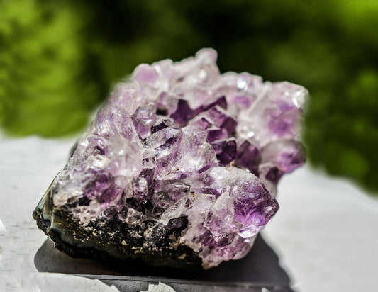 Amethist in verschillende tinten van lavendel tot diep violet