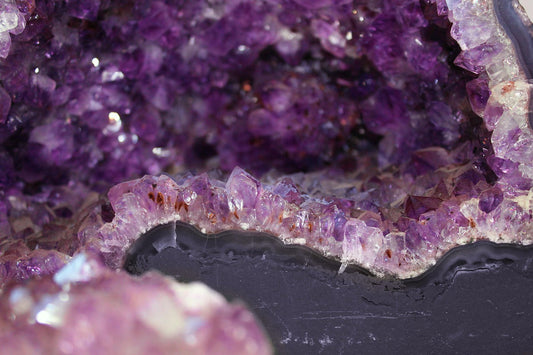 Hoe ontstaat Amethist? De geologische oorsprong van deze paarse edelsteen