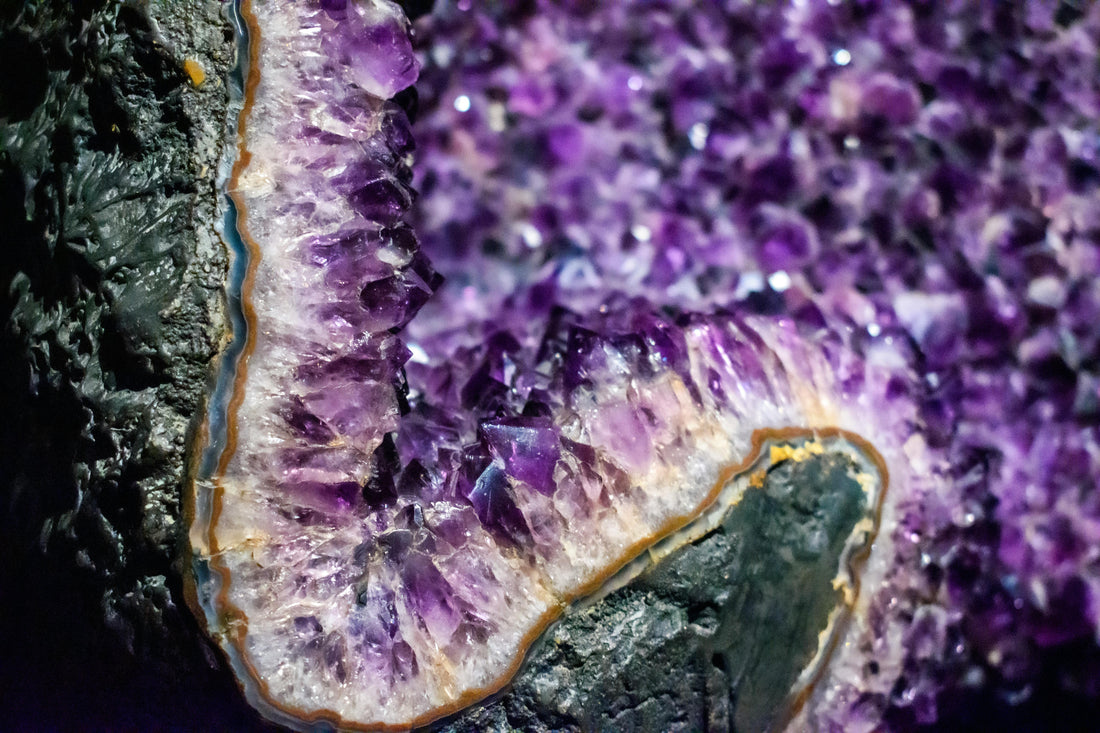 Verschillende amethiststenen en geodes in uiteenlopende prijsklassen